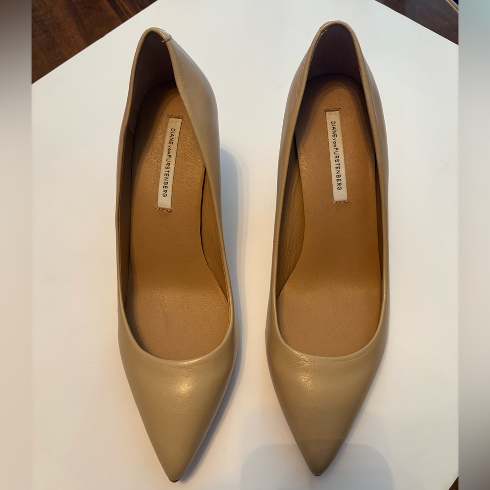 Nude DVF pumps in great condition